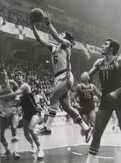 Brumatti in entrata contrastato da Dino Meneghin in una delle tante sfide Simmenthal-Ignis